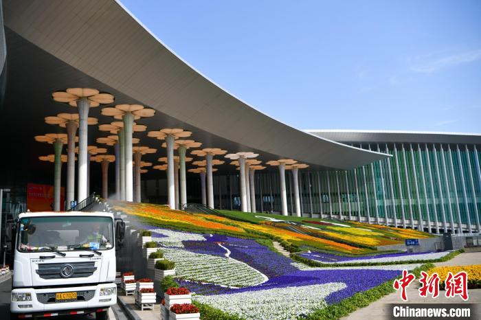 第五屆進博會場館景觀裝飾全面定妝。 陳夢澤 攝 第五屆進博會場館景觀裝飾全面定妝。 陳夢澤 攝